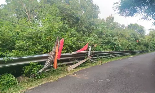 மேல்பரிகத்தில் வாகனம் மோதி உடைந்து விழுந்த மின்கம்பம் மின்தடையால் பொதுமக்கள் அவதி