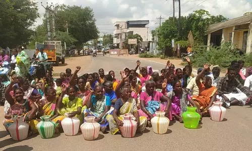 குடிநீர் கேட்டு காலிக்குடங்களுடன் கிராமமக்கள் மறியல்