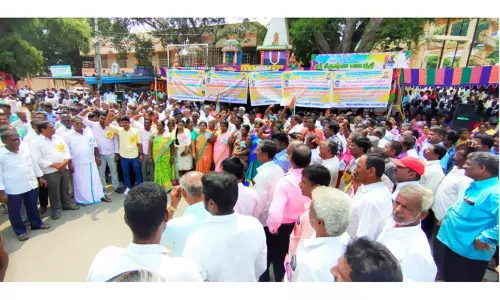 கூட்டுறவு வங்கி அனைத்து பணியாளர்கள் சங்கத்தினர் ஆர்ப்பாட்டம்