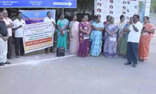 பதவி உயர்வு வழங்காததை கண்டித்து தலைமை ஆசிரியர்கள் ஆர்ப்பாட்டம்