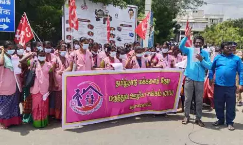 மக்களை தேடி மருத்துவ ஊழியர்கள் ஆர்ப்பாட்டம்