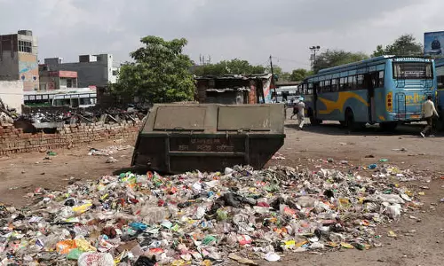 ராபர்ட்சன்பேட்டை  பஸ் நிலையத்தில் குவிந்து கிடக்கும் குப்பை கழிவுகள்