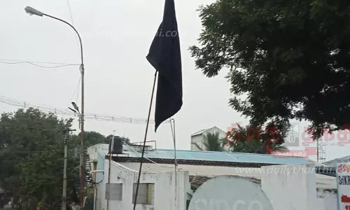 கருப்பூர், மேட்டூரில்தொழிற்சாலைகளில் கவன ஈர்ப்பு போராட்டம்கருப்பு கொடிகட்டி எதிர்ப்பை தெரிவித்தனர்