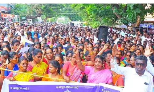 8 அம்ச கோரிக்கைகளை வலியுறுத்தி தொடக்க கூட்டுறவு வங்கி சங்க நிர்வாகிகள் ஆர்ப்பாட்டம்- 6 மாவட்டத்தை சேர்ந்தவர்கள் பங்கேற்பு 8 அம்ச கோரிக்கைகளை வலியுறுத்தி தொடக்க கூட்டுறவு வங்கி சங்க நிர்வாகிகள் ஆர்ப்பாட்டம்- 6 மாவட்டத்தை சேர்ந்தவர்கள் பங்கேற்பு