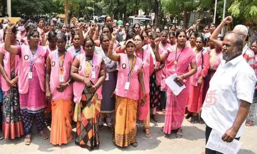 சென்னிமலை பகுதியில் தார்சாலை அமைக்கும் பணியை விரைந்து முடிக்க வேண்டும்  பொதுமக்கள் குறைதீர்க்கும் நாள் கூட்டத்தில் கலெக்டரிடம் மனு