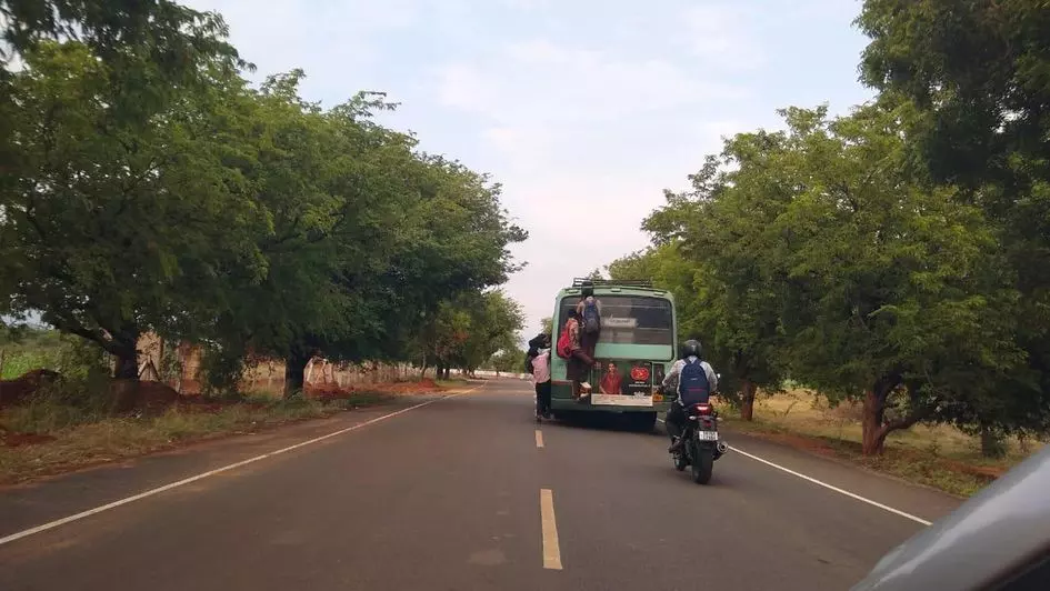 கண்டமனூர் அருகேபஸ் படிக்கட்டுகளில் மாணவர்கள் ஆபத்தான பயணம்