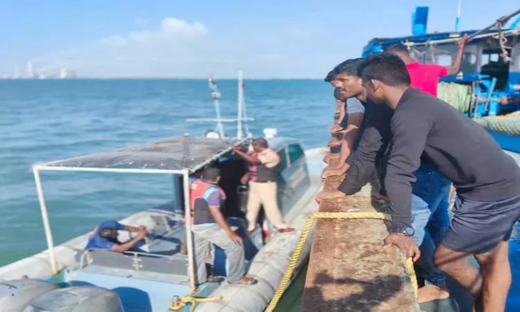 தூத்துக்குடியில் கடலோர காவல்படையினர் நடத்திய பாதுகாப்பு ஒத்திகையில் பயங்கரவாதி போல் ஊடுருவ முயன்ற 11 பேர் கைது செய்யப்பட்டனர். தூத்துக்குடியில் கடலோர காவல்படையினர் நடத்திய பாதுகாப்பு ஒத்திகையில் பயங்கரவாதி போல் ஊடுருவ முயன்ற 11 பேர் கைது செய்யப்பட்டனர்.