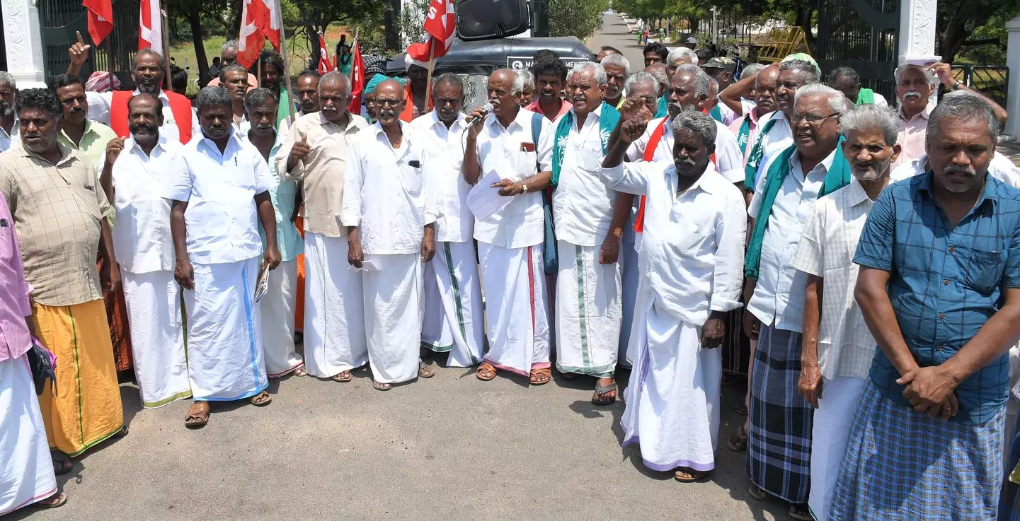 வன உயிரினங்களால் பாதிப்பு:நிவாரணம் கேட்டு விவசாயிகள் ஆர்ப்பாட்டம் வன உயிரினங்களால் பாதிப்பு:நிவாரணம் கேட்டு விவசாயிகள் ஆர்ப்பாட்டம்