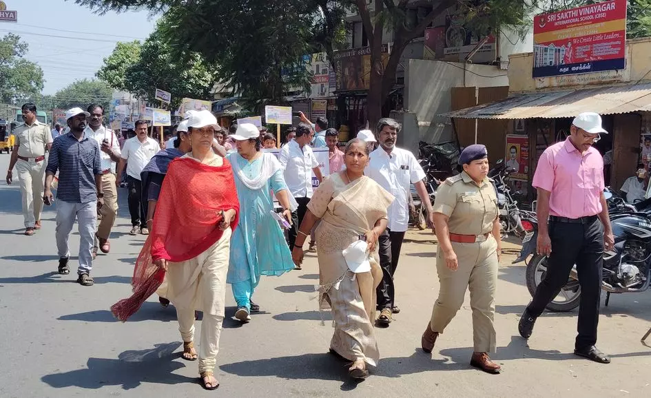 கம்பத்தில்சாலை பாதுகாப்பு விழிப்புணர்வு ஊர்வலம் கம்பத்தில்சாலை பாதுகாப்பு விழிப்புணர்வு ஊர்வலம்