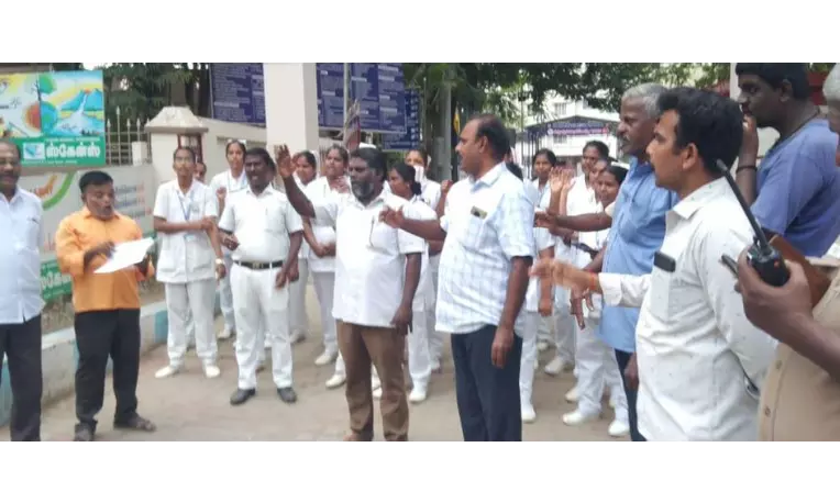 அரசு மருத்துவமனை முன்பு ஆர்ப்பாட்டம் அரசு மருத்துவமனை முன்பு ஆர்ப்பாட்டம்