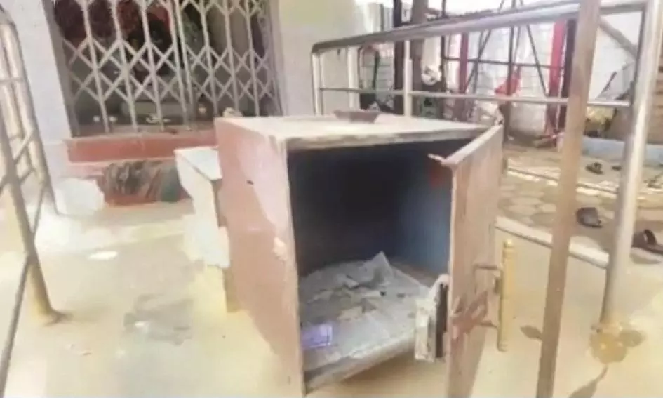 கோவில் உண்டியல்களை உடைத்து பணம் திருட்டு