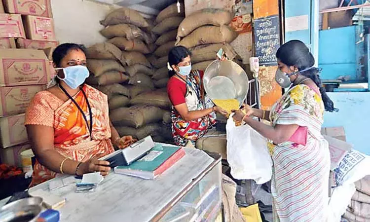 ரேஷன் கடைகளில் குடும்ப உறுப்பினர்கள் அனைவரும் கைவிரல் ரேகை பதியத் தேவையில்லை - அமைச்சர் சக்கரபாணி ரேஷன் கடைகளில் குடும்ப உறுப்பினர்கள் அனைவரும் கைவிரல் ரேகை பதியத் தேவையில்லை - அமைச்சர் சக்கரபாணி