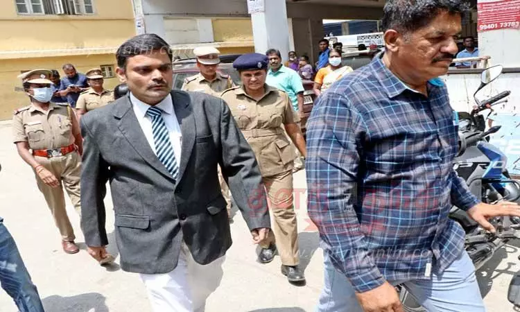 போலீஸ் நிலையத்தில் பெண் இறந்தது எப்படி?