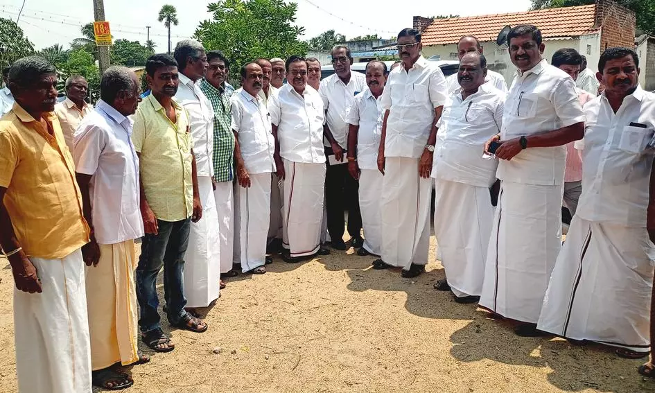 விளைநிலங்கள் வழியாக எண்ணெய் குழாய் பதிக்க விவசாயிகள் எதிர்ப்பு