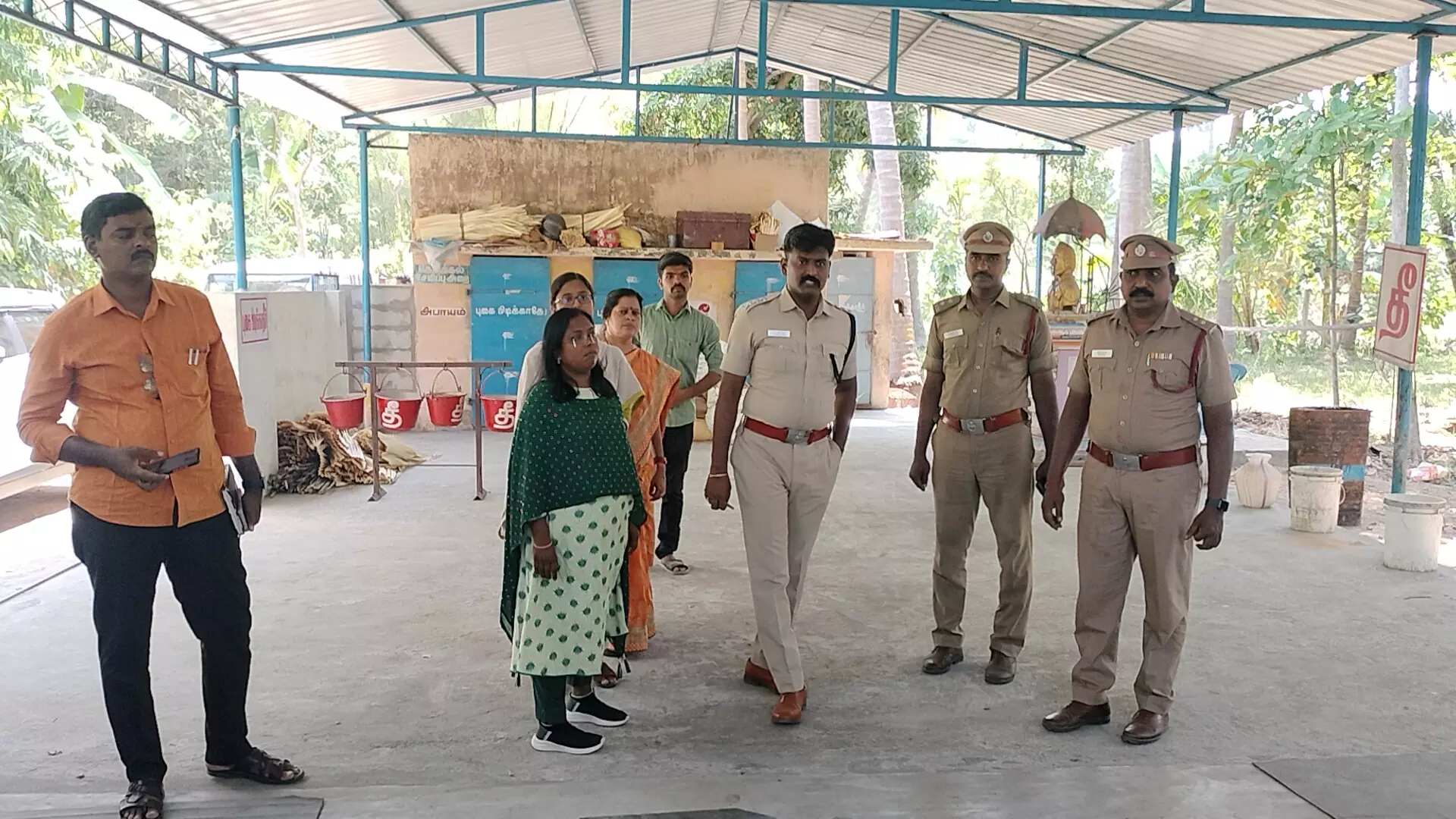 வாணவெடி தயாரிப்பு கிடங்குகளில் வருவாய் அலுவலர் திடீர் ஆய்வு வாணவெடி தயாரிப்பு கிடங்குகளில் வருவாய் அலுவலர் திடீர் ஆய்வு