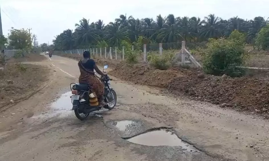 மூடப்படாத சாலையோர குழிகளால் வாகன ஓட்டிகள் அவதி மூடப்படாத சாலையோர குழிகளால் வாகன ஓட்டிகள் அவதி