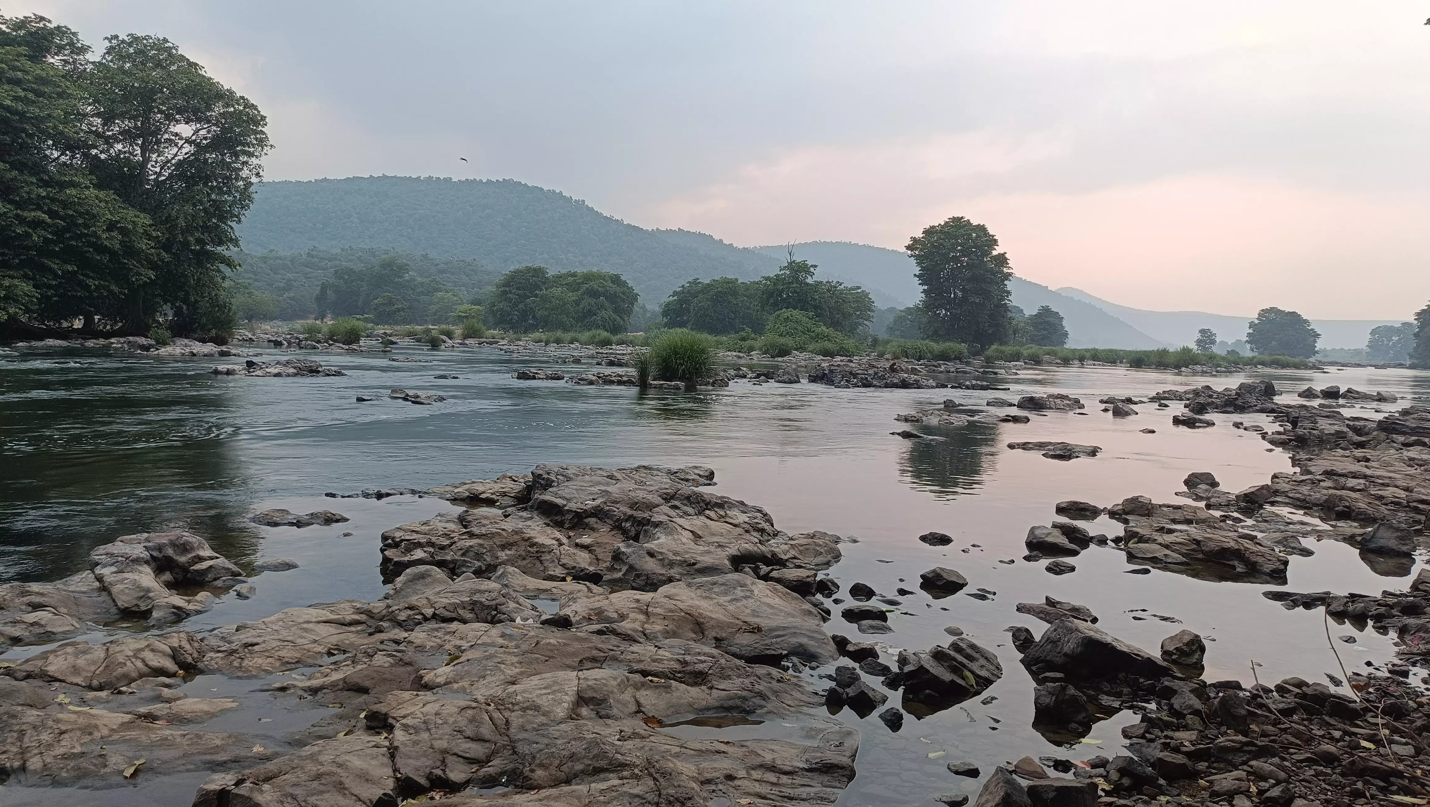 பாறைகளாக காட்சியளிக்கும் காவிரி ஆறு பாறைகளாக காட்சியளிக்கும் காவிரி ஆறு