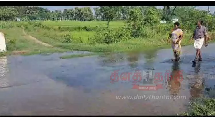 பாசன கால்வாய் தூர்வாரப்படாததால்  சாலைகளில் வழிந்து செல்லும் ஆற்று நீர்