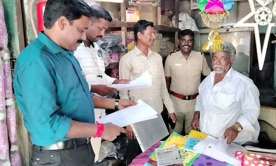 செஞ்சி பட்டாசு கடைகளில் அதிகாரிகள் திடீர் ஆய்வு