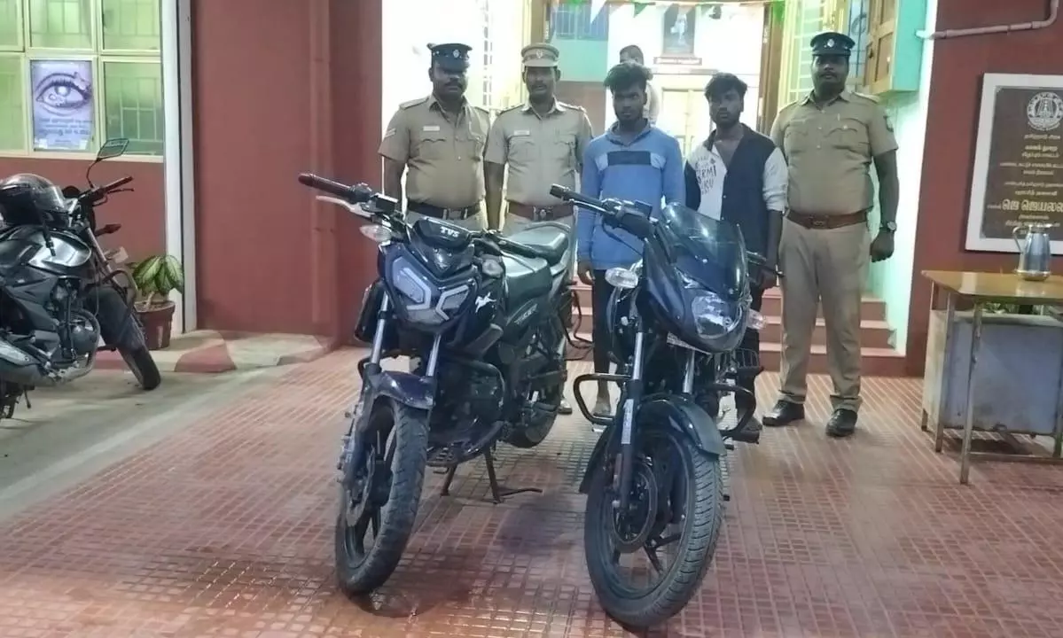 மோட்டார் சைக்கிள் திருடிய 2 வாலிபர்கள் கைது