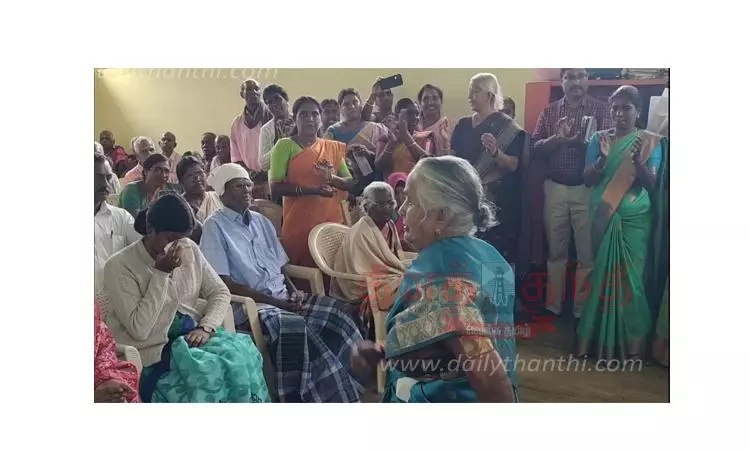 தாயின் பெருமை பற்றிய பாடலுக்கு மூதாட்டி ஆடியதை கண்டு கண்கலங்கிய கலெக்டர்