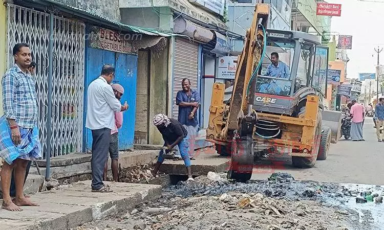 கழிவுநீர் கால்வாய் தூர்வாரும் பணி