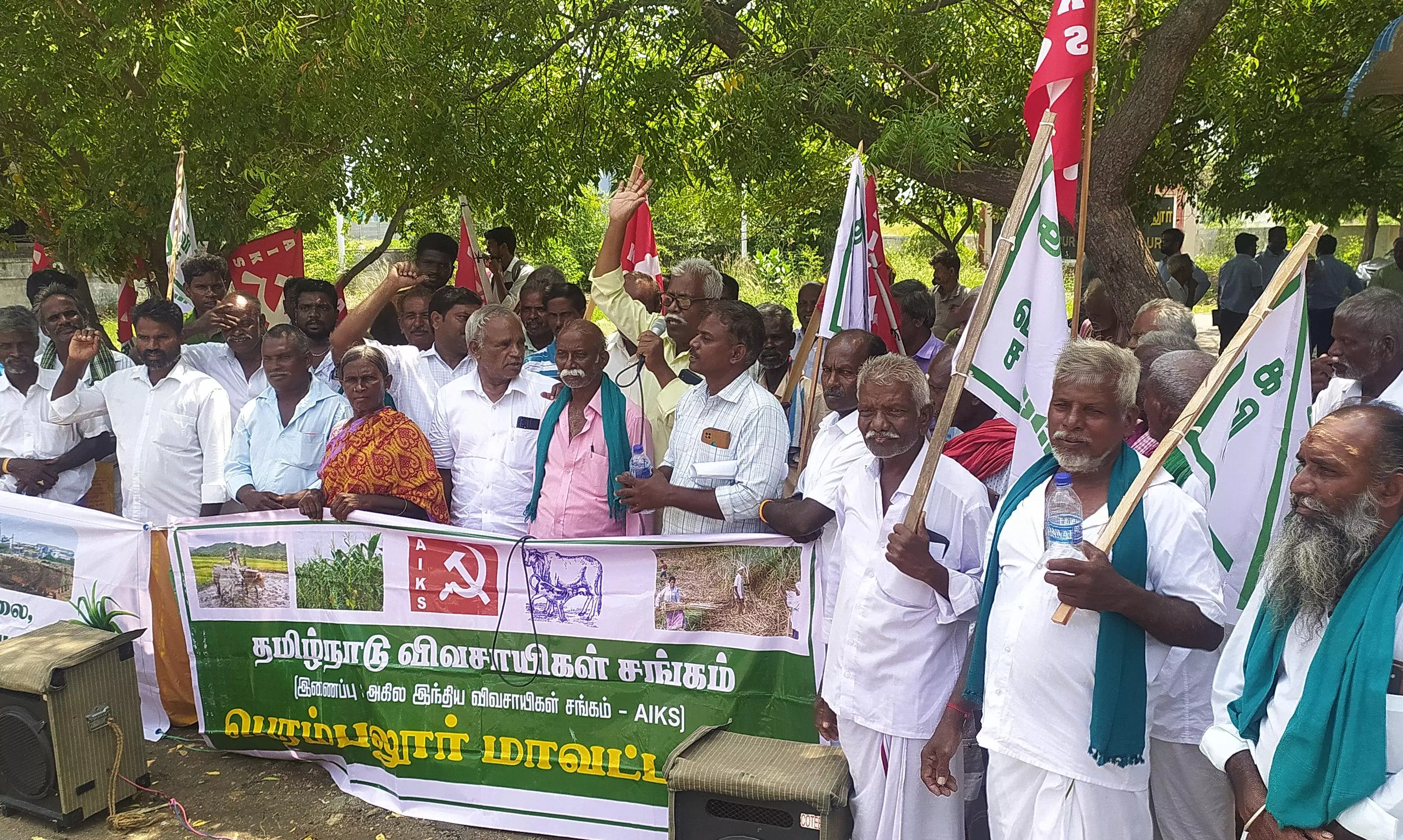 பயிர்களுக்கு நிவாரணம் கேட்டு விவசாயிகள் ஆர்ப்பாட்டம்