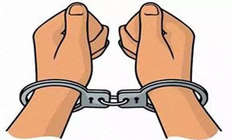 பெண் போலீசிடம் மதுபோதையில் தகராறு செய்த வாலிபர் கைது