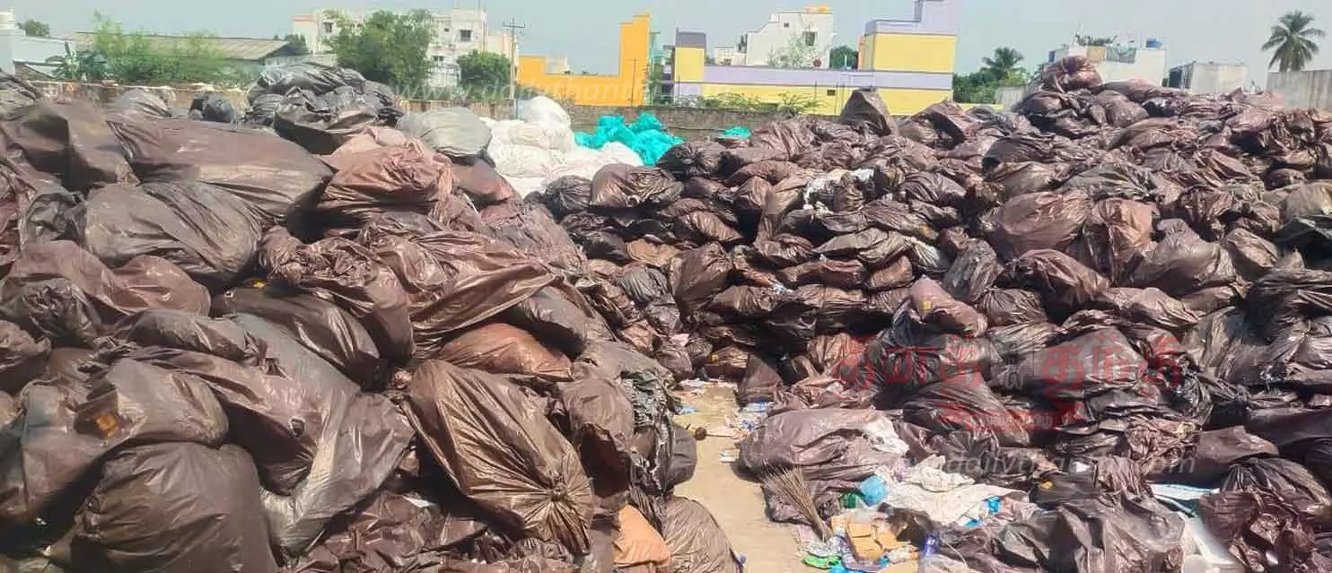 மருத்துவ கழிவுகளை ஏற்றி வந்த வேனை பொதுமக்கள் சிறைபிடிப்பு