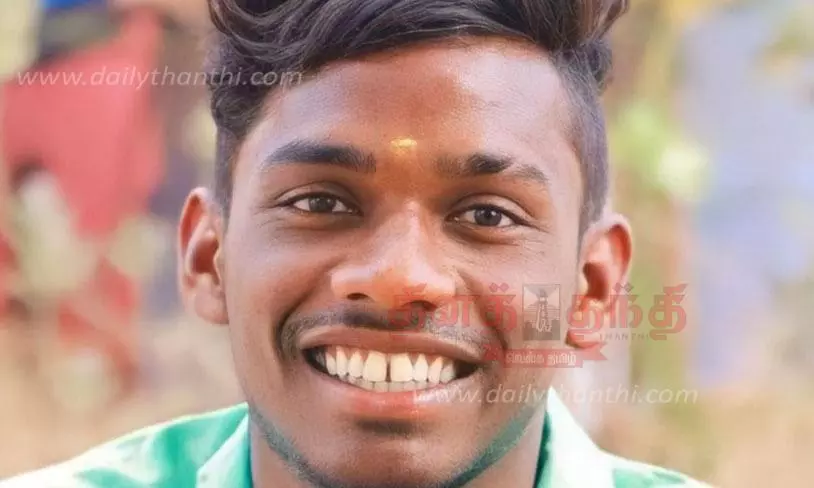 மோட்டார் சைக்கிள்கள் மோதி சாலையில் விழுந்த பிளஸ்-2 மாணவர், பஸ் சக்கரத்தில் சிக்கி பலி