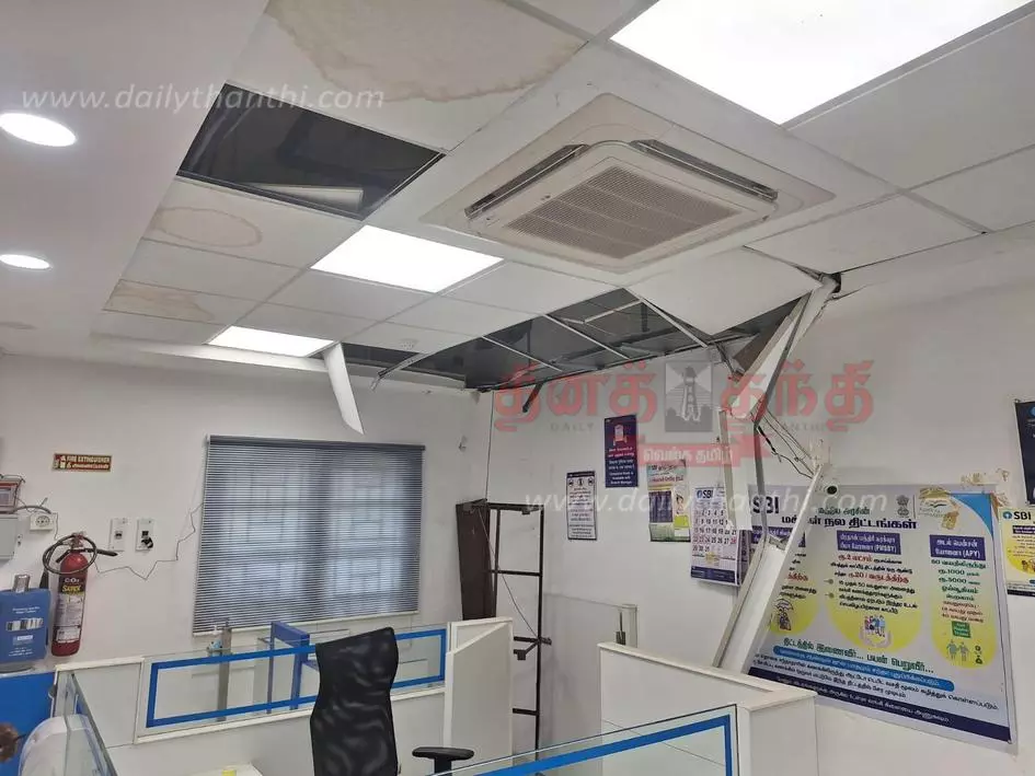 அரசு என்ஜினீயரிங் கல்லூரி வளாகத்தில்மேற்கூரையை உடைத்து வங்கியில் கொள்ளை முயற்சிகுல்லா அணிந்து வந்த நபர் குறித்து விசாரணை