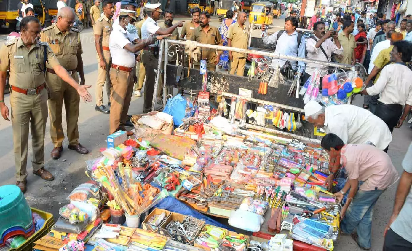 வேலூர்-ஆற்காடு சாலையில் ஆக்கிரமிப்பு கடைகள் அகற்றம்