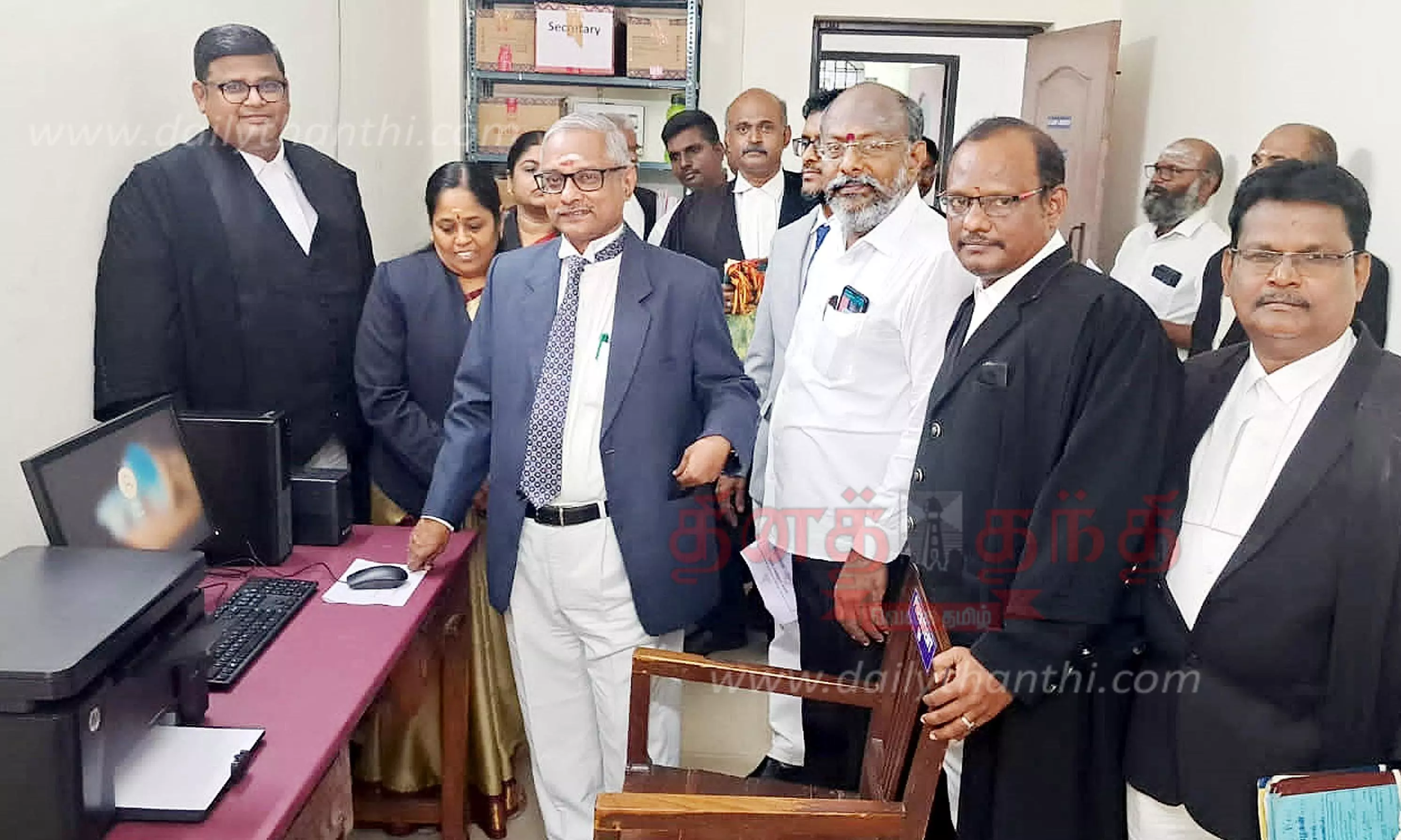 கோர்ட்டில் இ-சட்ட நூலகம் தொடக்கம் கோர்ட்டில் இ-சட்ட நூலகம் தொடக்கம்