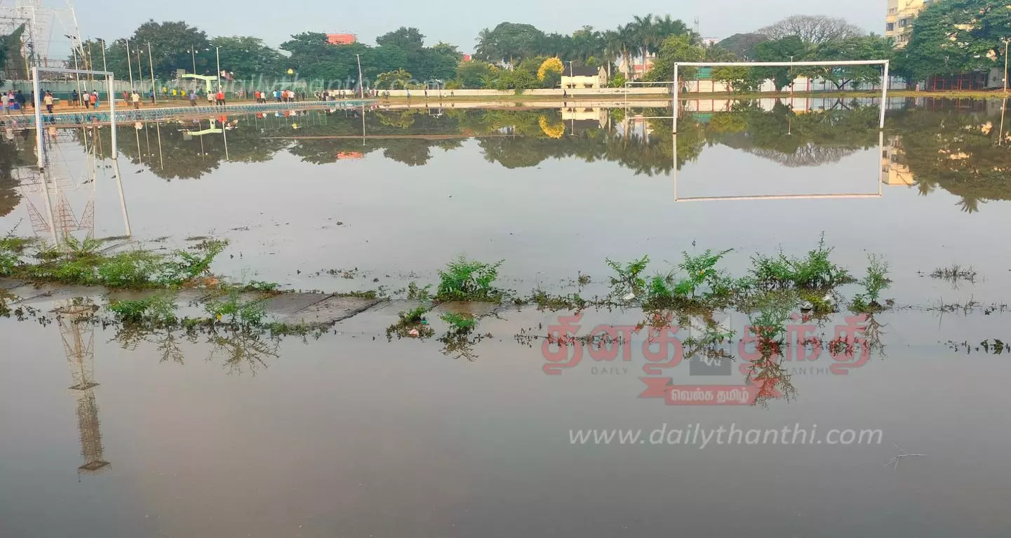 சேலத்தில் அதிகபட்சமாக 82.7 மி.மீ. மழை பதிவு:காந்தி விளையாட்டு மைதானத்தில் குளம்போல் தண்ணீர் தேங்கியது