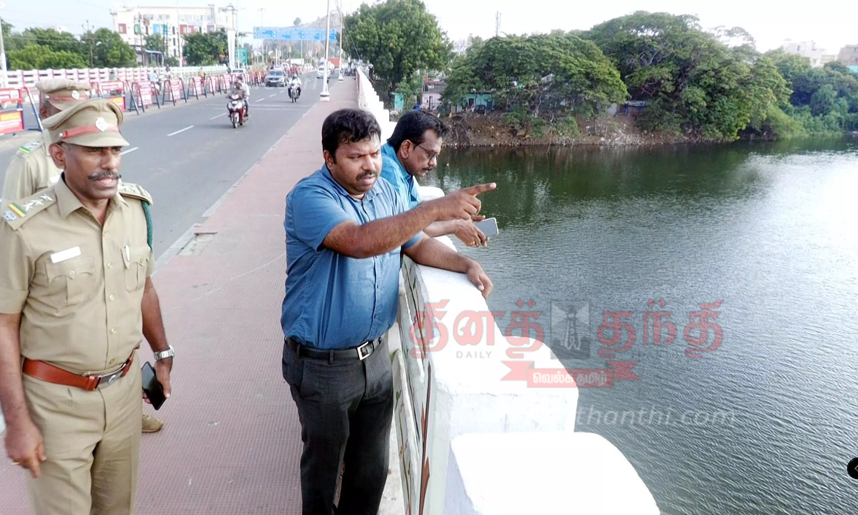 காவிரி ஆற்றில் முதலை நடமாட்டம்; வனத்துறையினர் எச்சரிக்கை