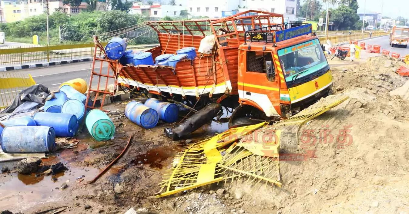 லாரி கவிழ்ந்து சாலையில் ஓடிய ஆசிட்