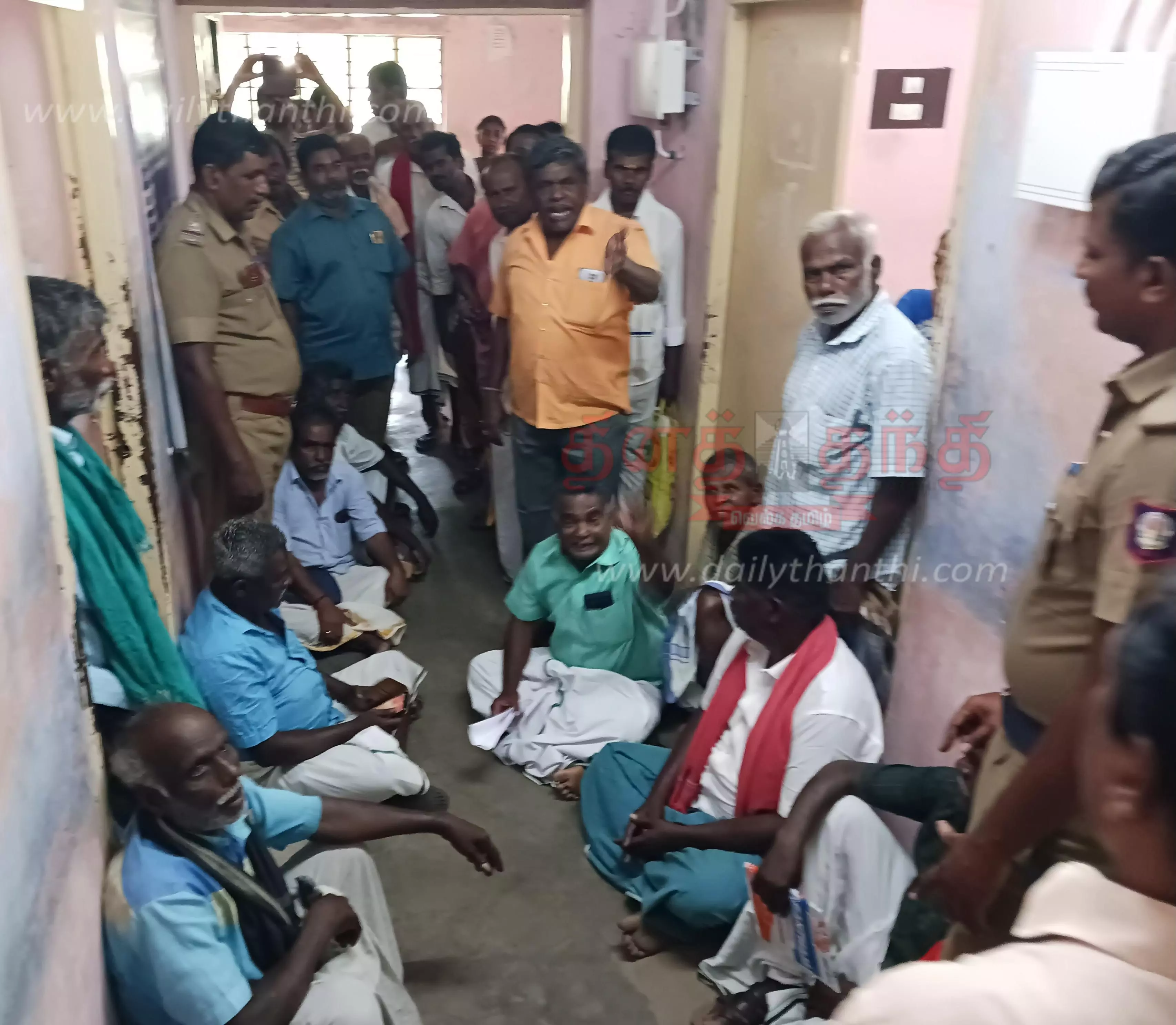 அதிகாரிகள் வராததை கண்டித்து விவசாயிகள் தர்ணா