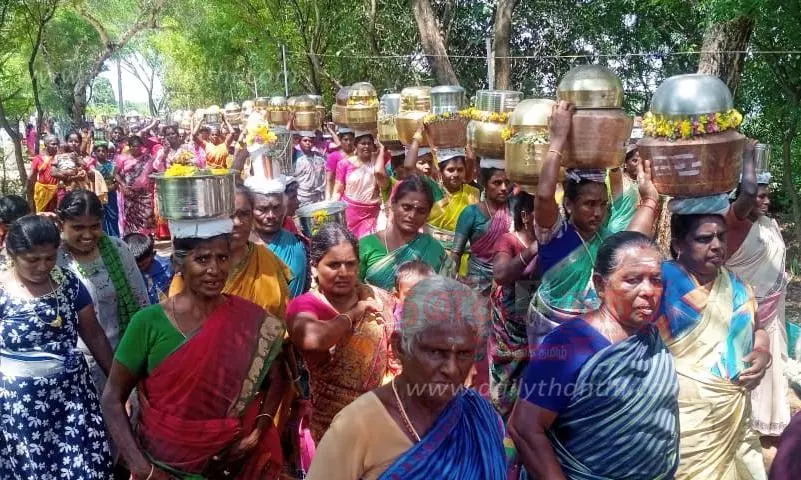 மேலூரில் கோவில் திருவிழா: மழை வேண்டி பொங்கல் பானைகளுடன் ஊர்வலமாக சென்ற பெண்கள்- 100 ஆடுகள் பலியிட்டு கறிவிருந்து