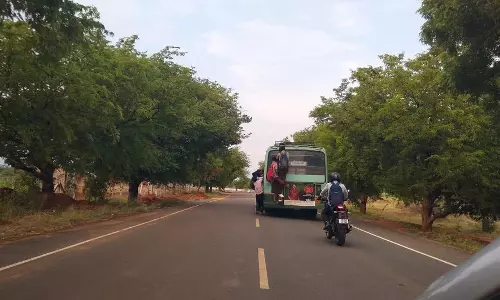 கண்டமனூர் அருகேபஸ் படிக்கட்டுகளில் மாணவர்கள் ஆபத்தான பயணம் கண்டமனூர் அருகேபஸ் படிக்கட்டுகளில் மாணவர்கள் ஆபத்தான பயணம்