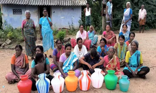 கோவில்பட்டி அருகே  காலிக் குடங்களுடன் பெண்கள் ஆர்ப்பாட்டம்