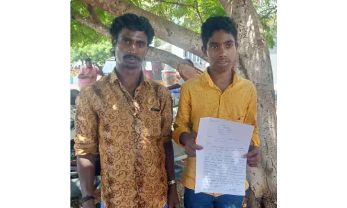 பள்ளி படிப்பை தொடர முடியாமல் தவிக்கும் பழங்குடி மாணவர்:உதவி கேட்டு தேனி கலெக்டரிடம் மனு