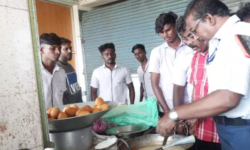 உணவு பாதுகாப்பு, தொழிலாளர் துறை அதிகாரிகள் சோதனை:தேனி புதிய பஸ் நிலையத்தில் 15 கடைகளுக்கு அபராதம் உணவு பாதுகாப்பு, தொழிலாளர் துறை அதிகாரிகள் சோதனை:தேனி புதிய பஸ் நிலையத்தில் 15 கடைகளுக்கு அபராதம்