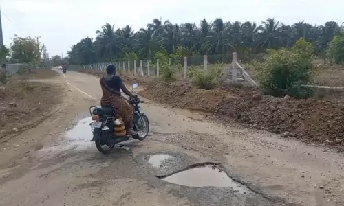 மூடப்படாத சாலையோர குழிகளால் வாகன ஓட்டிகள் அவதி மூடப்படாத சாலையோர குழிகளால் வாகன ஓட்டிகள் அவதி
