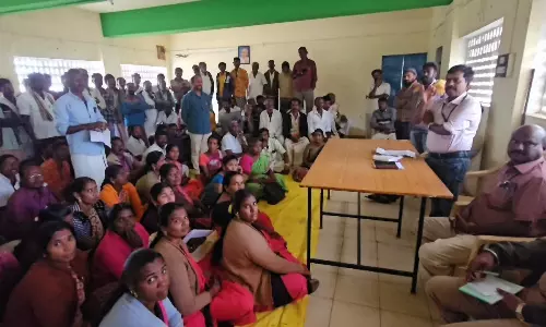 மன்னவனூரில் வட்டார வளர்ச்சி அலுவலரை கிராம மக்கள் முற்றுகை மன்னவனூரில் வட்டார வளர்ச்சி அலுவலரை கிராம மக்கள் முற்றுகை