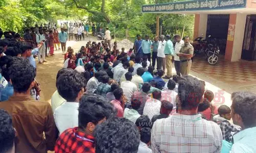அரசு கலைக்கல்லூரி மாணவர்கள் தர்ணா போராட்டம்