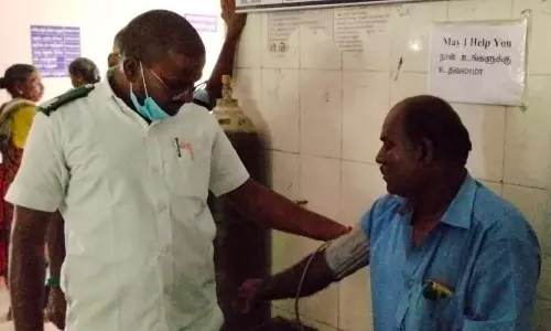 ஓடும் பஸ்சில் டிரைவருக்கு திடீர் நெஞ்சுவலி ஓடும் பஸ்சில் டிரைவருக்கு திடீர் நெஞ்சுவலி