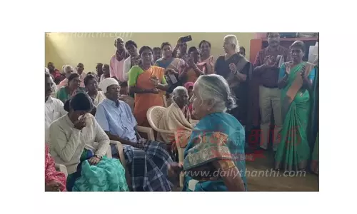 தாயின் பெருமை பற்றிய பாடலுக்கு மூதாட்டி ஆடியதை கண்டு கண்கலங்கிய கலெக்டர் தாயின் பெருமை பற்றிய பாடலுக்கு மூதாட்டி ஆடியதை கண்டு கண்கலங்கிய கலெக்டர்