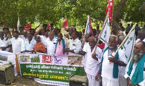 பயிர்களுக்கு நிவாரணம் கேட்டு விவசாயிகள் ஆர்ப்பாட்டம்