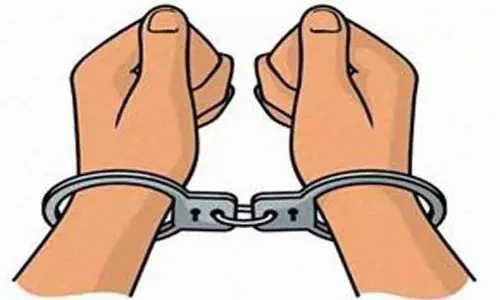 பெண் போலீசிடம் மதுபோதையில் தகராறு செய்த வாலிபர் கைது