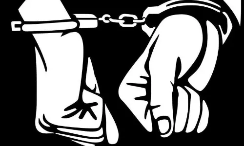 சேவல் சண்டையில் ஈடுபட்ட 2 பேர் கைது